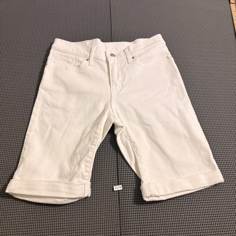Levi Strauss & Co Womens White Denim Cuffed Shorts Size 28